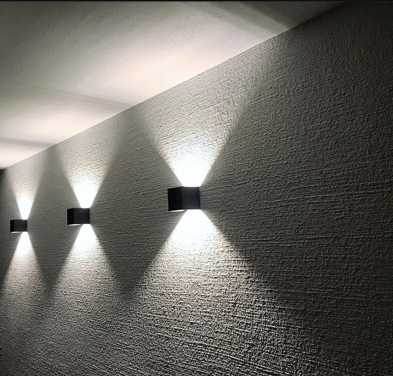 Strukturwand mit Lichtwirkung